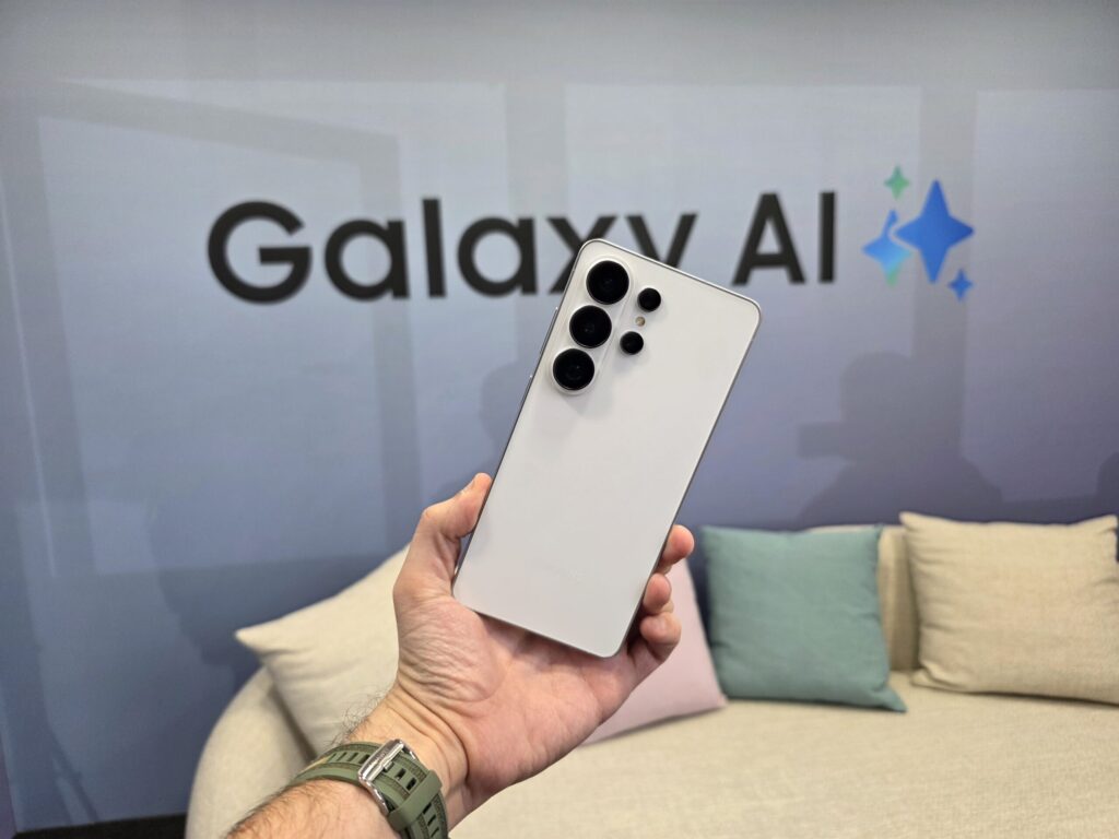 El-Galaxy-S26-podra-compartir-datos-con-el-iPhone-Todo-sobre-la-compatibilidad-con-AirDrop-1024x768 Samsung Galaxy S26 FE: se filtra su fecha de lanzamiento y llega con una sorpresa